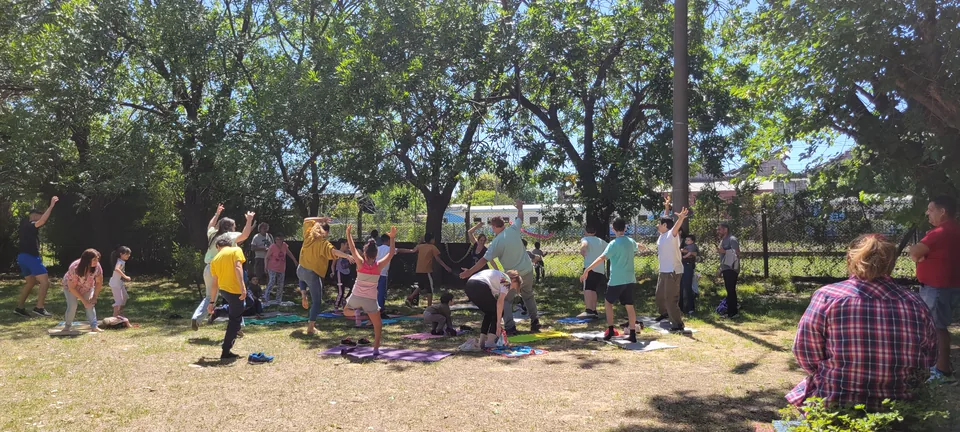 Familias compartiendo una actividad de movimiento al aire libre