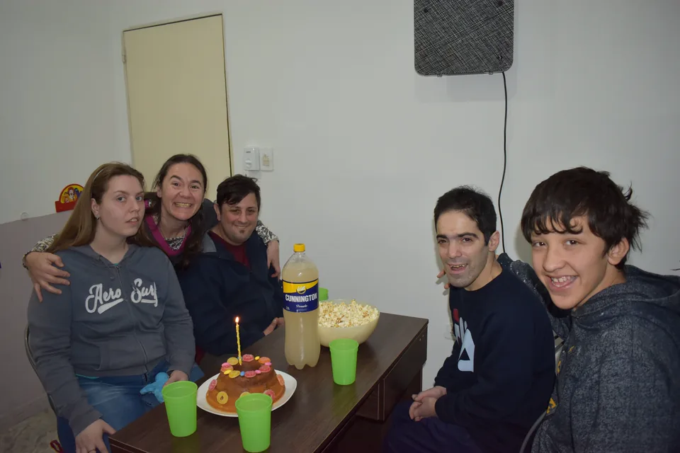 Un grupo celebrando un cumpleaños en los primeros espacios de Nido