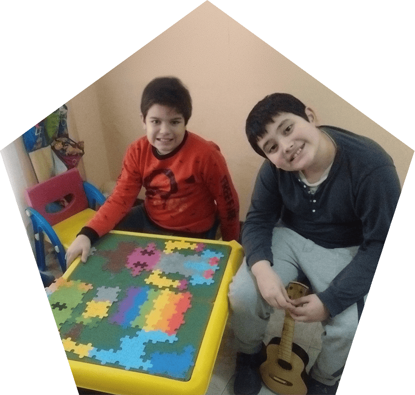 Niños y profesionales compartiendo una actividad