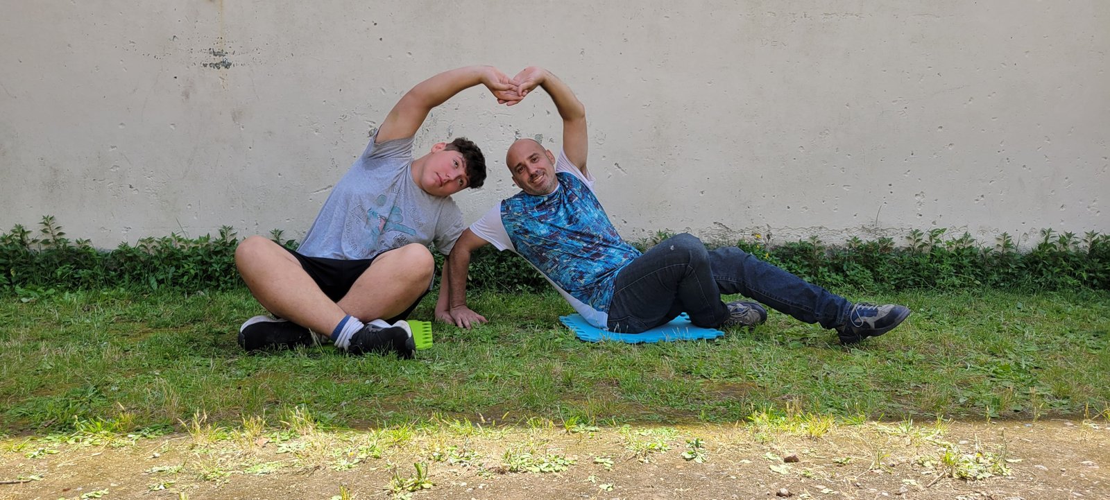 Un joven y un adulto compartiendo una actividad al aire libre en Nido