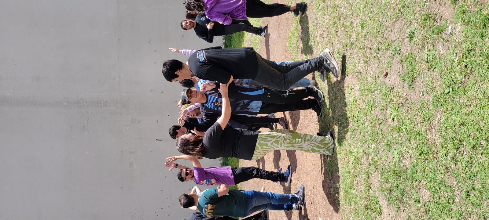 Participantes compartiendo un encuentro al aire libre