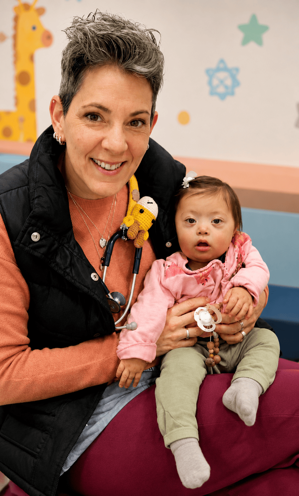 Una profesional de salud con una niña en Nido