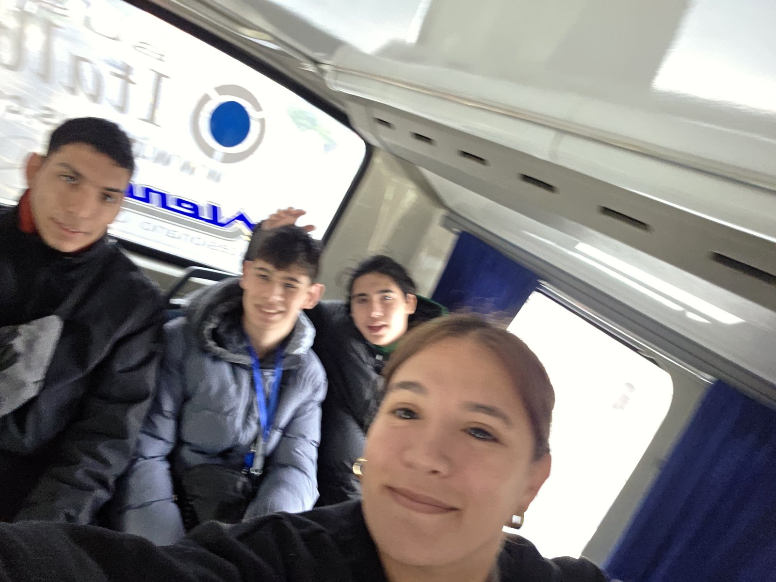 Un grupo compartiendo un viaje en transporte