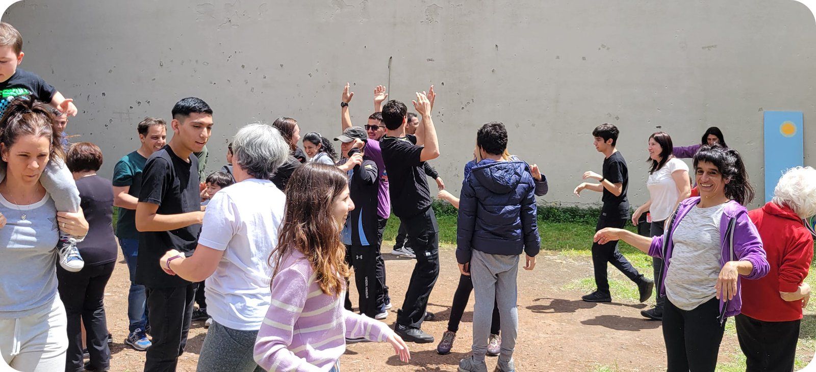 La comunidad de Centro Nido compartiendo una actividad al aire libre
